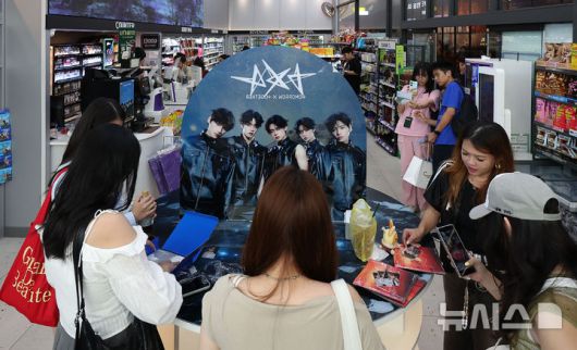 [서울=뉴시스] 김선웅 기자 = 지난 7월 25일 서울 마포구 CU에이케이&홍대점에서 K팝 팬들이 투모로우바이투게더(TXT) 팝업스토어를 관람하고 있다. 2025.07.25. mangusta@newsis.com