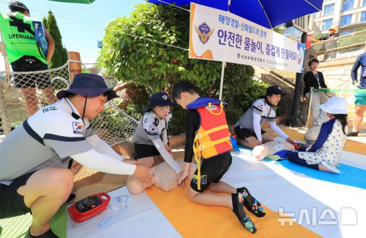 [서귀포=뉴시스] 우장호 기자 = 본격적인 휴가철을 맞은 25일 오후 제주 서귀포시 안덕면 제주신화월드 워터파크에서 서귀포해양경찰서 대원들이 '찾아가는 해양 안전 교실'을 운영하고 있다. 서귀포해경과 신화월드가 협력해 진행한 이번 안전 교실에서는 학생들과 방문객을 대상으로 실전에서 사용할 수 있는 심폐소생술, 생존수영 등을 현장에서 교육했다. 2025.07.25. woo1223@newsis.com