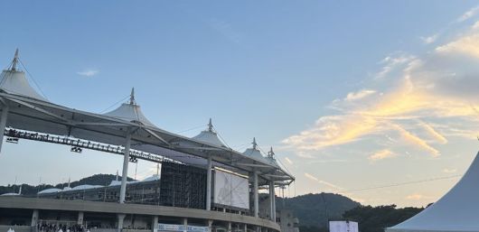 [인천=뉴시스] 이재훈 기자 = 미국 래퍼 카녜이 웨스트가 내한공연하는 인천문학경기장 주경기장 모습. 2025.07.27. photo@newsis.com *재판매 및 DB 금지