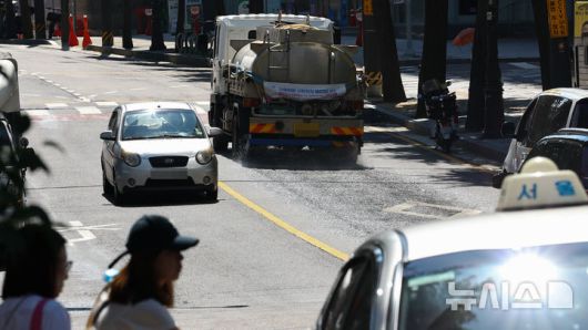 [서울=뉴시스] 최진석 기자= 전국 대부분 지역에 폭염특보가 발효된 26일 서울 중구 한 도로에 살수차자 도로에 물을 뿌려 기온을 낮추고 있다. 2025.07.26. myjs@newsis.com