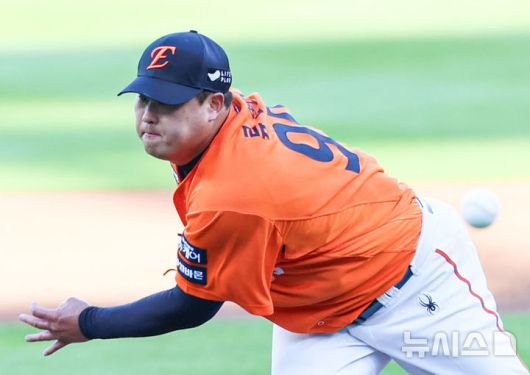 [대전=뉴시스] 권창회 기자 = 26일 오후 대전 중구 대전한화생명볼파크에서 열린 2025 신한 쏠뱅크 KBO리그 한화 이글스와 SSG랜더스의 경기, 1회 초 한화 류현진이 역투하고 있다. 2025.07.26. kch0523@newsis.com
