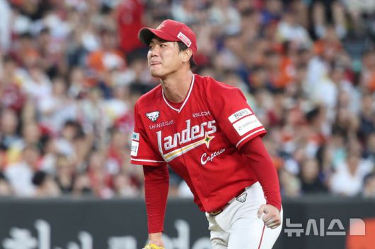 [대전=뉴시스] 권창회 기자 = 26일 오후 대전 중구 대전한화생명볼파크에서 열린 2025 신한 쏠뱅크 KBO리그 한화 이글스와 SSG랜더스의 경기, 5회 말까지 무실점 투구를 펼친 SSG 김광현이 주먹을 쥐며 기뻐하고 있다. 2025.07.26. kch0523@newsis.com