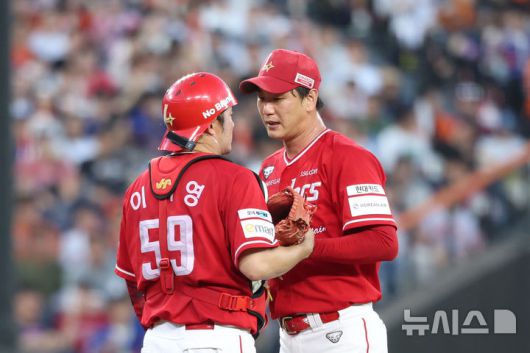 [대전=뉴시스] 권창회 기자 = 26일 오후 대전 중구 대전한화생명볼파크에서 열린 2025 신한 쏠뱅크 KBO리그 한화 이글스와 SSG랜더스의 경기, 5회 말 2사 2루서 SSG 이지영과 김광현이 대화를 나누고 있다. 2025.07.26. kch0523@newsis.com