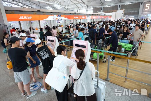 [인천공항=뉴시스] 황준선 기자 = 본격적인 여름 휴가철을 맞은 27일 오전 인천국제공항 제1터미널 출국장이 승객들로 붐비고 있다. 2025.07.27. hwang@newsis.com