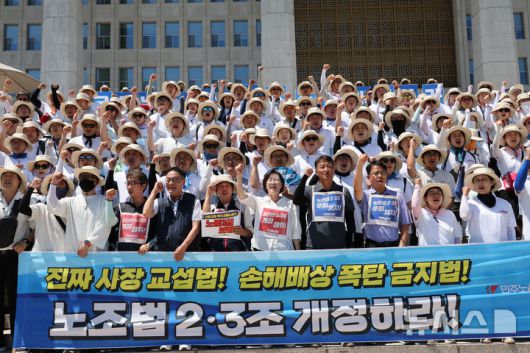 [서울=뉴시스] 김명년 기자 = 진보당과 민주노총서울본부 관계자들이 27일 오후 서울 여의도 국회 본청 앞 계단에서 '온전한 노조법 2,3조 개정 촉구 서울 노동자 기자회견'을 열고 있다. 2025.07.27. kmn@newsis.com