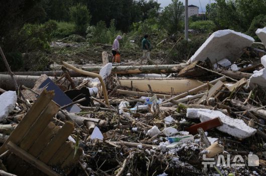 [미원=AP/뉴시스] 28일(현지 시간) 중국 베이징 외곽 미원구 타이시툰에 내린 폭우로 나뭇가지 등 잔해가 널브러져 있다. 2025.07.29.