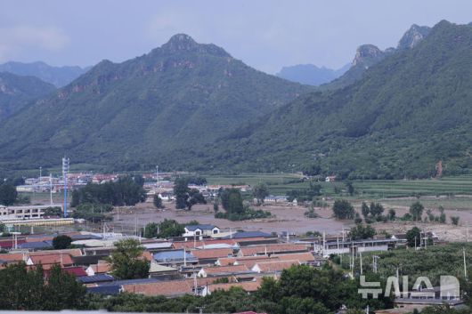 [베이징=AP/뉴시스] 중국 수도권 지역에 쏟아진 기록적 폭우로 베이징에서만 30명이 숨지고, 8만 명이 넘는 주민이 긴급 대피했다. 사진은 28일 중국 베이징 미윈구에서 마을이 홍수에 잠긴 모습. 2025.07.29