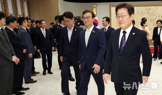 [서울=뉴시스] 최동준 기자 = 이재명 대통령이 28일 서울 용산 대통령실 청사에서 신임 국무위원 및 국세청장에게 임명장을 수여한 뒤 이동하고 있다. (대통령실통신사진기자단) 2025.07.28. photocdj@newsis.com