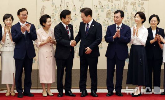 [서울=뉴시스] 최동준 기자 = 이재명 대통령이 28일 서울 용산 대통령실 청사에서 열린 신임 국무위원 및 국세청장 임명장 수여식에서 정동영 통일부 장관과 악수하고 있다. (대통령실통신사진기자단) 2025.07.28. photocdj@newsis.com