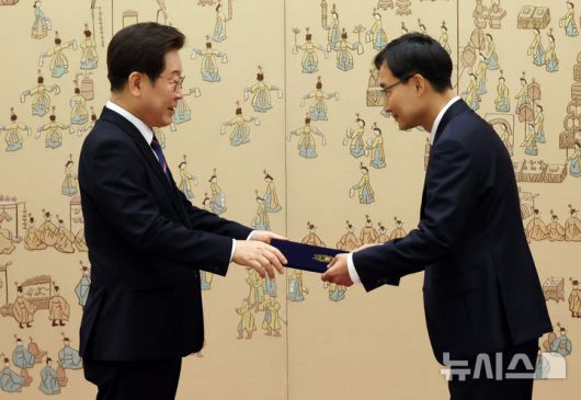 [서울=뉴시스] 최동준 기자 = 이재명 대통령이 28일 서울 용산 대통령실 청사에서 임광현 국세청장에게 임명장을 수여하고 있다. (대통령실통신사진기자단) 2025.07.28. photocdj@newsis.com