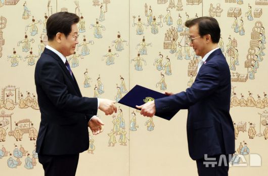 [서울=뉴시스] 최동준 기자 = 이재명 대통령이 28일 서울 용산 대통령실 청사에서 전재수 해양수산부 장관에게 임명장을 수여하고 있다. (대통령실통신사진기자단) 2025.07.28. photocdj@newsis.com