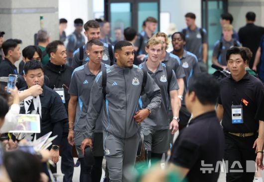 [인천공항=뉴시스] 권창회 기자 = 영국 프리미어리그 뉴캐슬 유나이티드 FC 선수들이 28일 2025 쿠팡플레이 시리즈 참석차 인천국제공항 제1여객터미널을 통해 입국하고 있다. 뉴캐슬은 오는 30일 수원월드컵경기장에서 팀K리그와 친선경기를 치른다. 2025.07.28. kch0523@newsis.com