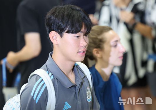 [인천공항=뉴시스] 권창회 기자 = 영국 프리미어리그 뉴캐슬 유나이티드 FC의 박승수가 28일 2025 쿠팡플레이 시리즈 참석차 인천국제공항 제1여객터미널을 통해 귀국하고 있다. 뉴캐슬은 오는 30일 수원월드컵경기장에서 팀K리그와 친선경기를 치른다. 2025.07.28. kch0523@newsis.com