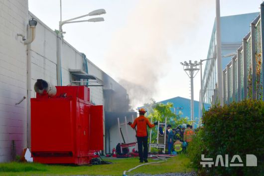 [영암=뉴시스] 이현행 기자 = 29일 오전 전남 영암군 대불국가산업단지 HD현대삼호 내 1호사 변전소에서 불이 나 소방당국이 진화 작업을 벌이고 있다. 불은 전날 오후 11시22분께 발생했다. 이 불로 인명피해는 없는 것으로 파악됐지만 전력 공급이 끊겨 당분간 조업 차질이 예상된다. 2025.07.29. lhh@newsis.com