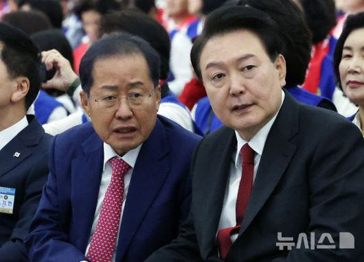 [대구=뉴시스] 윤석열 당시 대통령이 7일 대구 북구 엑스코에서 열린 2023년 바르게살기운동 전국회원대회에서 홍준표 당시 대구시장과 대화하고 있다. (사진=조수정 기자) 2023.11.07. photo@newsis.com