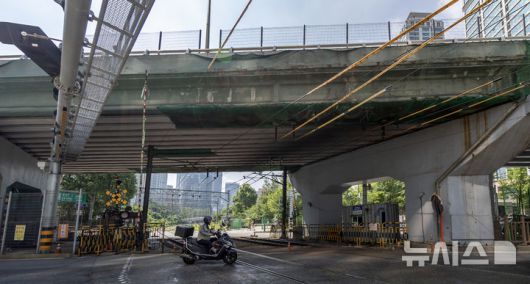 [서울=뉴시스] 김선웅 기자 = 서울시가 1966년 지어져 수명을 다한 서소문고가차도에 대한 철거 작업을 다음달 17일부터 시작한다고 밝혔다. 하루 평균 4만 대 이상의 차량이 통행하는 서소문고가차도는 정밀안전진단 결과 안전성 미달에 달하는 D등급 판정을 받았다. 철거는 다음달 17일부터 단계적 차로 축소, 9월 21일부터 전면 통제돼 본격적인 공사가 시작될 예정이다. 시는 내년 5월 철거 완료가 목표라고 밝혔다. 사진은 29일 서울 중구 서소문고가차도의 모습. 2025.07.29. mangusta@newsis.com