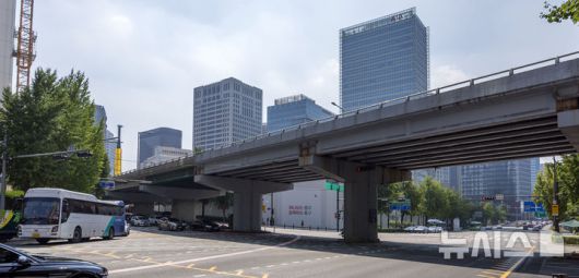 [서울=뉴시스] 김선웅 기자 = 서울시가 1966년 지어져 수명을 다한 서소문고가차도에 대한 철거 작업을 다음달 17일부터 시작한다고 밝혔다. 하루 평균 4만 대 이상의 차량이 통행하는 서소문고가차도는 정밀안전진단 결과 안전성 미달에 달하는 D등급 판정을 받았다. 철거는 다음달 17일부터 단계적 차로 축소, 9월 21일부터 전면 통제돼 본격적인 공사가 시작될 예정이다. 시는 내년 5월 철거 완료가 목표라고 밝혔다. 사진은 29일 서울 중구 서소문고가차도의 모습. 2025.07.29. mangusta@newsis.com