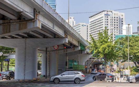 [서울=뉴시스] 김선웅 기자 = 서울시가 1966년 지어져 수명을 다한 서소문고가차도에 대한 철거 작업을 다음달 17일부터 시작한다고 밝혔다. 하루 평균 4만 대 이상의 차량이 통행하는 서소문고가차도는 정밀안전진단 결과 안전성 미달에 달하는 D등급 판정을 받았다. 철거는 다음달 17일부터 단계적 차로 축소, 9월 21일부터 전면 통제돼 본격적인 공사가 시작될 예정이다. 시는 내년 5월 철거 완료가 목표라고 밝혔다. 사진은 29일 서울 중구 서소문고가차도의 모습. 2025.07.29. mangusta@newsis.com