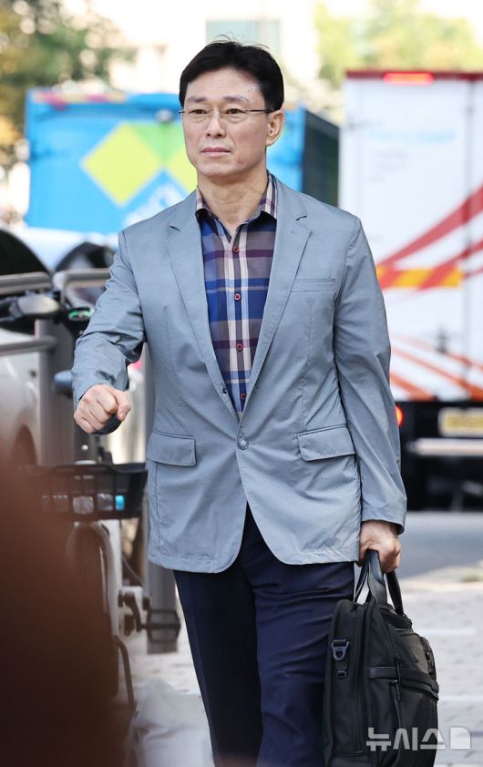 [서울=뉴시스] 최진석 기자 = 임성근 전 해병대 1사단장이 29일 오전 서울 서초구 이명현 순직 해병 특별검사 사무실로 '신속한 결정 요청서' 제출 위해 향하고 있다. 2025.07.29. myjs@newsis.com