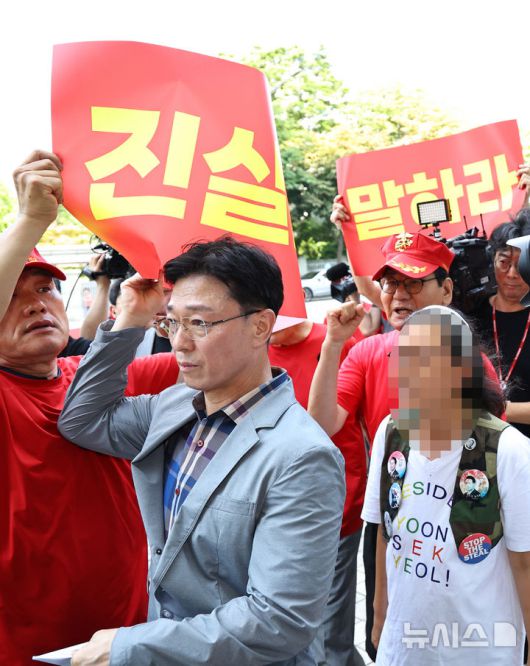 [서울=뉴시스] 최진석 기자 = 임성근 전 해병대 1사단장이 29일 오전 서울 서초구 이명현 순직 해병 특별검사 사무실로 '신속한 결정 요청서' 제출 위해 향하며 해병대 예비역 연대 회원들의 항의를 듣고 있다. 2025.07.29. myjs@newsis.com