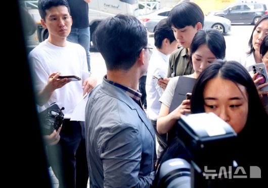 [서울=뉴시스] 최진석 기자 = 임성근 전 해병대 1사단장이 29일 오전 서울 서초구 이명현 순직 해병 특별검사 사무실에서 '신속한 결정 요청서'를 제출하지 못한 채 발길을 돌리고 있다. 2025.07.29. myjs@newsis.com