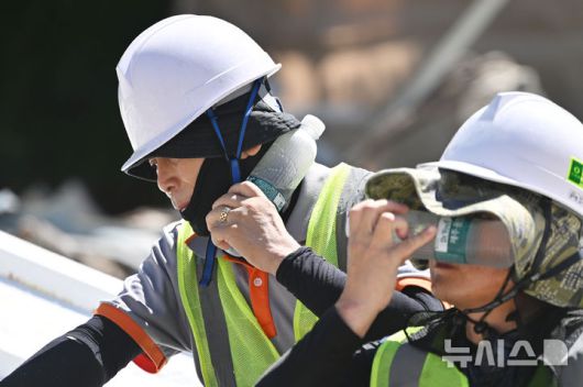 [광주=뉴시스] 이영주 기자 = 광주지역 최고기온이 36도로 예보된 29일 오전 광주 북구 옛 중흥2동 행정복지센터 철거현장에서 노동자들이 휴식시간을 이용해 물을 마시며 더위를 쫓고 있다. 광주지역에는 지난 20일 이후 현재까지 열흘 동안 폭염특보가 이어지고 있다. 2025.07.29. leeyj2578@newsis.com