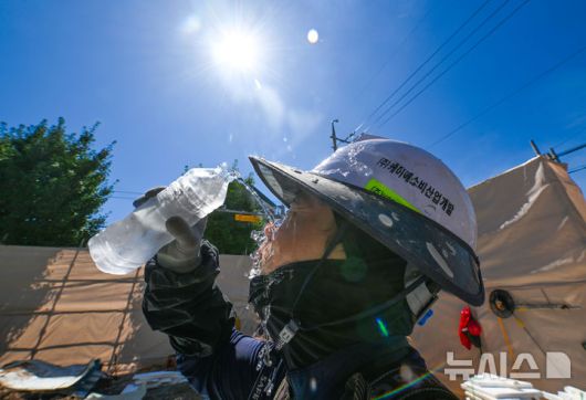 [광주=뉴시스] 이영주 기자 = 광주지역 최고기온이 36도로 예보된 29일 오전 광주 북구 옛 중흥2동 행정복지센터 철거현장에서 노동자들이 휴식시간을 이용해 물을 마시며 더위를 쫓고 있다. 광주지역에는 지난 20일 이후 현재까지 열흘 동안 폭염특보가 이어지고 있다. 2025.07.29. leeyj2578@newsis.com