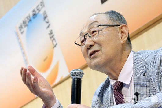 [서울=뉴시스] 박진희 기자 = 백낙청 서울대 명예교수가 29일 서울 서울 마포구 창비서교사옥에서 신간 '변혁적 중도의 때가 왔다' 출간 기념 기자간담회를 하고 있다. 2025.07.29. pak7130@newsis.com