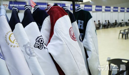 [서울=뉴시스] 최진석 기자 = 29일 서울 강남구 일원에코파크 에코센터에서 열린 '2025 강남구 진로진학 박람회'를 찾은 학생과 학부모들이 각 대학 부스에서 대학입시 상담받는 인근에 각 대학의 로고가 새겨진 점퍼가 보이고 있다. 2025.07.29. myjs@newsis.com