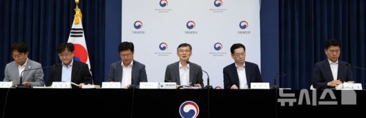 [세종=뉴시스] 강종민 기자 = 박금철 기획재정부 세제실장이 지난 29일 세종시 정부세종청사에서 2025년 세제개편안을 설명하고 있다. 2025.07.31. ppkjm@newsis.com