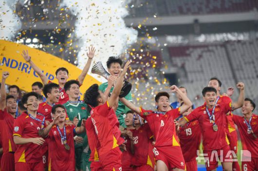 [자카르타=AP/뉴시스] 김상식 감독이 이끄는 베트남 23세 이하(U-23) 축구대표팀 선수들이 29일(현지 시간) 인도네시아 자카르타의 겔로라 붕 카르노 스타디움에서 열린 2025 아세안축구연맹(AFF) U-23 챔피언십 정상에 올라 트로피를 들고 환호하고 있다. 베트남은 인도네시아와의 결승전에서 전반 37분 응우옌 꽁 프엉의 선제 결승 골로 1-0으로 승리하며 대회 3연패를 달성했다. 2025.07.30.