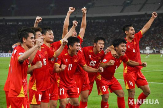 [자카르타=신화/뉴시스] 김상식 감독이 이끄는 베트남 23세 이하(U-23) 축구 대표 선수들이 29일(현지 시간) 인도네시아 자카르타의 겔로라 붕 카르노 스타디움에서 열린 2025 아세안축구연맹(AFF) U-23 챔피언십 결승전 인도네시아와 경기 전반 37분 응우옌 꽁 프엉의 선제골에 환호하고 있다. 베트남이 1-0으로 승리하고 대회 3연패를 달성했다. 2025.07.30.