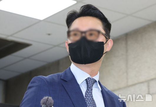 [서울=뉴시스] 황준선 기자 = 건진법사 전성배씨를 통해 김건희 여사에게 고가 선물을 전달하고 통일교의 현안을 청탁한 의혹을 받는 윤영호 전 세계평화통일가정연합(통일교) 세계본부장이 30일 오전 서울 서초구 서울중앙지방법원에서 열린 구속 전 피의자 심문(영장실질심사)에 출석하고 있다. 2025.07.30. hwang@newsis.com