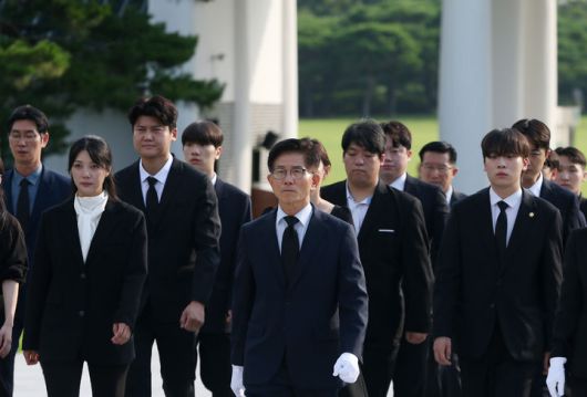 [서울=뉴시스] 김명년 기자 = 김문수 국민의힘 당대표 후보가 30일 서울 동작구 국립서울현충원에서 현충탑을 참배하기 위해 이동하고 있다.(사진=김문수 캠프 제공) 2025.07.30. photo@newsis.com *재판매 및 DB 금지