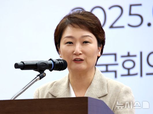 [서울=뉴시스] 김금보 기자 = 이언주 더불어민주당 국회의원이 30일 서울 여의도 국회 의원회관에서 열린 '희토류 전쟁시대, 기술주권을 위한 대한민국 생존전략 토론회'에서 환영사를 하고 있다. 2025.07.30. kgb@newsis.com