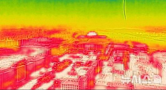 [서울=뉴시스] 조성우 기자 = 서울에 일주일째 폭염경보가 이어지는 30일 서울 영등포구 여의도 계류식 가스기구 '서울달'에서 열화상 카메라로 바라본 서울 도심이 붉게 나타나고 있다.열화상 카메라로 촬영한 사진은 온도가 높을수록 붉은색, 낮을수록 푸른색을 나타낸다. 2025.07.30. xconfind@newsis.com