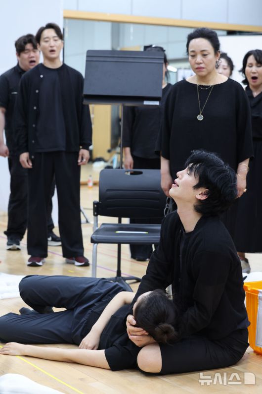 [서울=뉴시스] 박진희 기자 = 국립창극단 신작 '심청' 출연 배우들이 30일 서울 중구 국립극장 뜰아래연습장에서 주요 장면을 연습하고 있다. 2025.07.30. pak7130@newsis.com