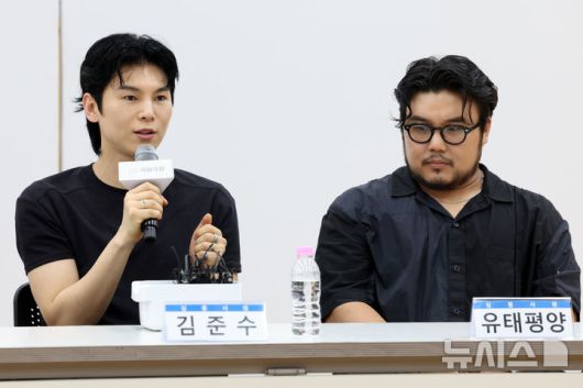 [서울=뉴시스] 박진희 기자 = 국립창극단 신작 '심청' 심봉사 역의 김준수·유태평양이 30일 서울 중구 국립극장 뜰아래연습장에서 기자간담회를 하고 있다. 2025.07.30. pak7130@newsis.com