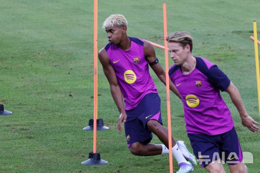 [고양=뉴시스] 조성우 기자 = FC바르셀로나 라민 야말(왼쪽)이 30일 오후 경기 고양시 고양종합운동장에서 훈련을 하고 있다.바르셀로나는 오는 31일 오후 8시 서울월드컵경기장에서 K리그1 FC서울과 1경기, 내달 4일 오후 8시 대구스타디움에서 대구FC와 2경기를 치른다. 2025.07.30. xconfind@newsis.com