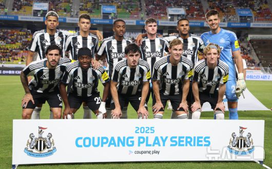 [수원=뉴시스] 이영환 기자 = 30일 오후 경기 수원시 팔달구 수원월드컵경기장에서 열린 2025 쿠팡플레이 시리즈 뉴캐슬 유나이티드와 팀 K리그의 경기, 뉴캐슬 선수들이 기념촬영을 하고 있다. 2025.07.30. 20hwan@newsis.com