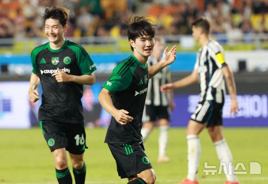 [수원=뉴시스] 이영환 기자 = 30일 오후 경기 수원시 팔달구 수원월드컵경기장에서 열린 2025 쿠팡플레이 시리즈 뉴캐슬 유나이티드와 팀 K리그의 경기, 팀 K리그 김진규가 골을 넣은 후 기뻐하고 있다. 2025.07.30. 20hwan@newsis.com