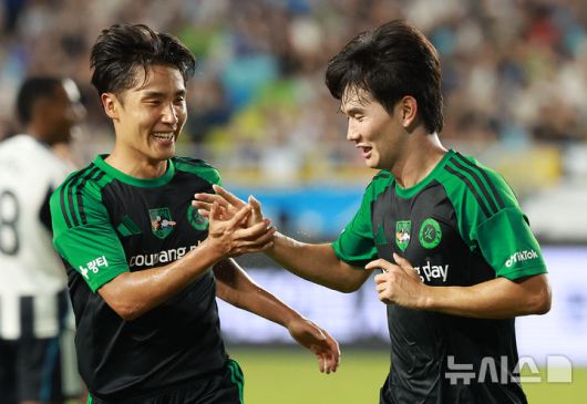 [수원=뉴시스] 이영환 기자 = 30일 오후 경기 수원시 팔달구 수원월드컵경기장에서 열린 2025 쿠팡플레이 시리즈 뉴캐슬 유나이티드와 팀 K리그의 경기, 팀 K리그 김진규가 골을 넣은 후 어정원과 기뻐하고 있다. 2025.07.30. 20hwan@newsis.com