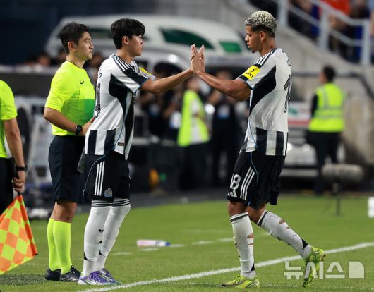 [수원=뉴시스] 이영환 기자 = 지난달 30일 오후 경기 수원시 팔달구 수원월드컵경기장에서 열린 2025 쿠팡플레이 시리즈 뉴캐슬 유나이티드와 팀 K리그의 경기, 뉴캐슬 박승수가 윌리엄 오슬라와 교체 투입되고 있다. 2025.07.30. 20hwan@newsis.com