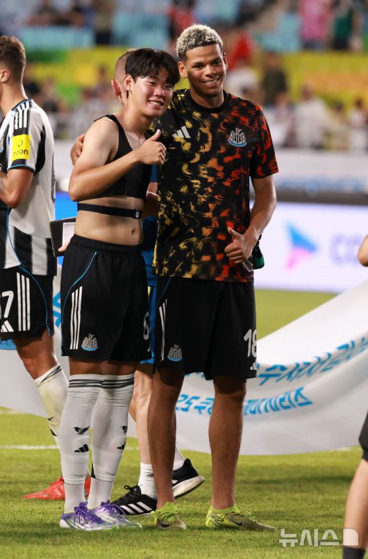 [수원=뉴시스] 이영환 기자 = 30일 오후 경기 수원시 팔달구 수원월드컵경기장에서 열린 2025 쿠팡플레이 시리즈 뉴캐슬 유나이티드와 팀 K리그의 경기에서 뉴캐슬 박승수와 윌리엄 오슬라가 기념촬영을 하고 있다. 2025.07.30. 20hwan@newsis.com