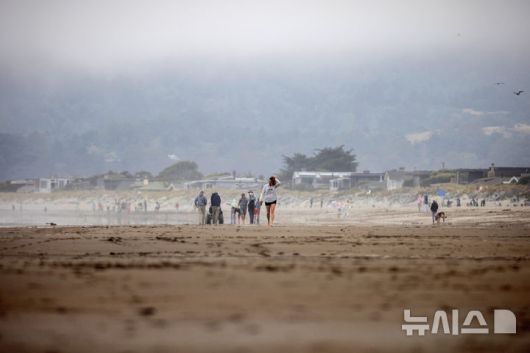 [마린 카운티=AP/뉴시스] 러시아 캄차카반도 지진으로 발령됐던 쓰나미 주의보가 해제된 30일(현지 시간) 미 캘리포니아주 마린 카운티 스틴슨 비치에 피서객들이 모여들고 있다 2025.07.31.