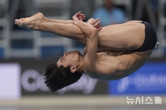 [싱가포르=AP/뉴시스] 이재경이 31일(현지 시간) 싱가포르 스포츠 허브 아쿠아틱 센터에서 열린 2025 세계수영연맹(WA) 세계선수권대회 다이빙 남자 3m 스프링보드 예선 경기를 펼치고 있다.  2025.07.31.