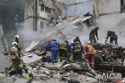 [키이우=AP/뉴시스] 31일(현지 시간) 우크라이나 키이우에서 구조대가 러시아의 미사일 공격으로 파괴된 아파트 건물 잔해를 수색하고 있다. 2025.07.31.