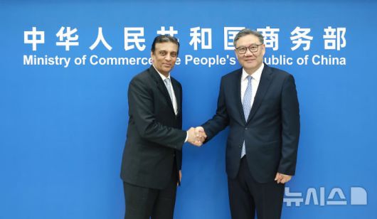 [베이징=뉴시스]왕원타오 중국 상무부장이 30일 미중무역전국위원회(USCBC) 이사회 의장인 라지 수브라마니암 페덱스 최고경영자(CEO)와 만나 악수하고 있다.(사진=중국 상무부 홈페이지 갈무리) 2025.07.31 photo@newsis.com