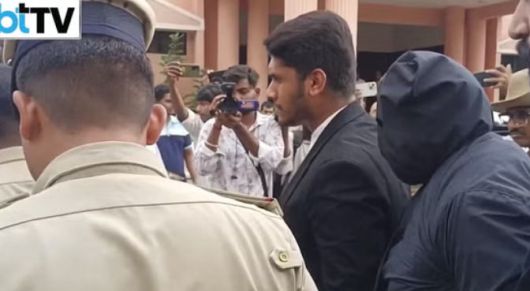 [서울=뉴시스] 검은 후드로 얼굴을 가린  고발자가 지방 법원에 출두했다. (사진=엑스(X· 구 트위터)business_today).2025.07.31 *재판매 및 DB 금지