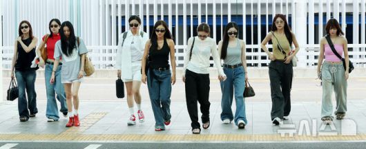 [인천공항=뉴시스] 김혜진 기자 = 그룹 트와이스가 롤라팔루자 시카고 참석을 위해 31일 인천국제공항을 통해 미국 시카고로 출국하고 있다. 2025.07.31. jini@newsis.com